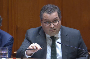 Joaquim Miranda Sarmento em audição parlamentar durante a apreciação na especialidade do 0E2026 | ARTV