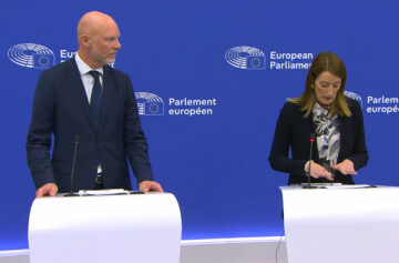 Jörgen Warborn e Roberta Metsola na conferência de imprensa do PE, a 22 de outubro