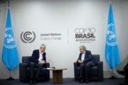 Presidente da COP 30, André Corrêa do Lago, em conversa com António Guterres, secretário-geral das Nações Unidas | Foto de Ueslei Marcelino/COP30