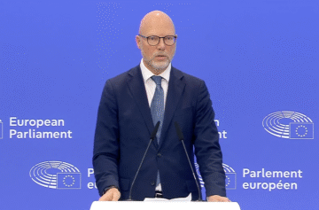 Jörgen Warborn (PPE, Suécia) na conferência de imprensa que sucedeu a votação