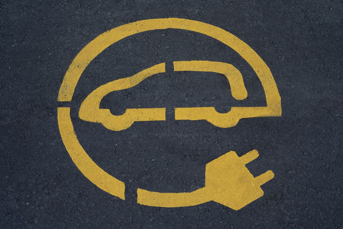 Falta de carregadores e preço da eletricidade travam transição para veículos elétricos na Europa