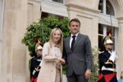 A Presidente italiana, Giorgia Meloni, com o  Presidente francês, Emmanuel Macron, 2023 | Foto: Governo de Itália