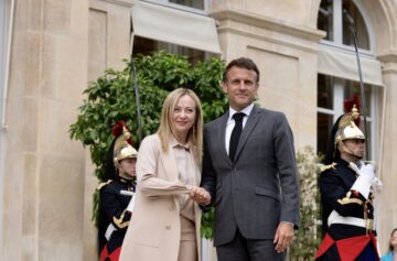 A Presidente italiana, Giorgia Meloni, com o  Presidente francês, Emmanuel Macron, 2023 | Foto: Governo de Itália