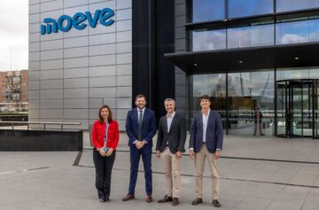 No meio: Laureano Parrilla, diretor da Pretium Renovables, e Adrien Souchet, diretor de Biometano da Moeve | Foto: Moeve