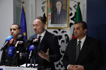 Ministro da Energia e Energias Renováveis argelino, Mohamed Arkab, com comissário europeu para a Energia, Dan Jørgensen, e o ministro argelino da Energia, Mohamed Arkab | Foto: CE