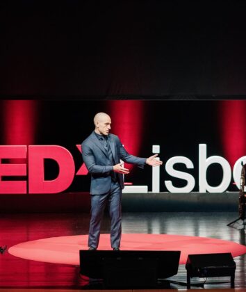 Heni Ozi Cuckier no palco do TEDxLisboa 2025