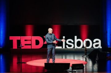 Heni Ozi Cuckier no palco do TEDxLisboa 2025