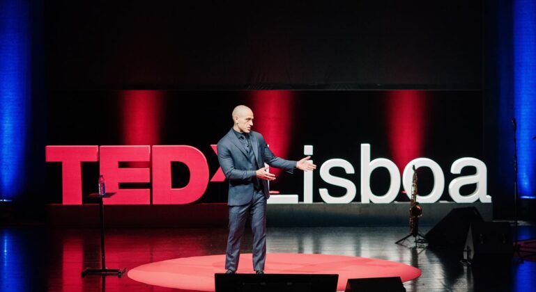 Heni Ozi Cuckier no palco do TEDxLisboa 2025