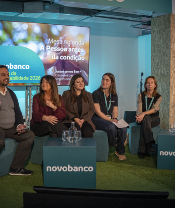 A conversa moderada por Bruno Jivan reuniu Rita Barbosa, da APAV, Beatriz Viegas, da APAV, Joana Lopes, da Associação Salvador, Margarida Cruz, da Acreditar, e Sandra Câmara Pestana, da CAIS