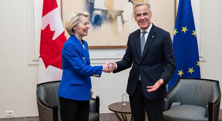 Ursula von Der Leyen presidente da CE com o primeiro ministro do Canadá Mark Carney | Foto Wikimedia