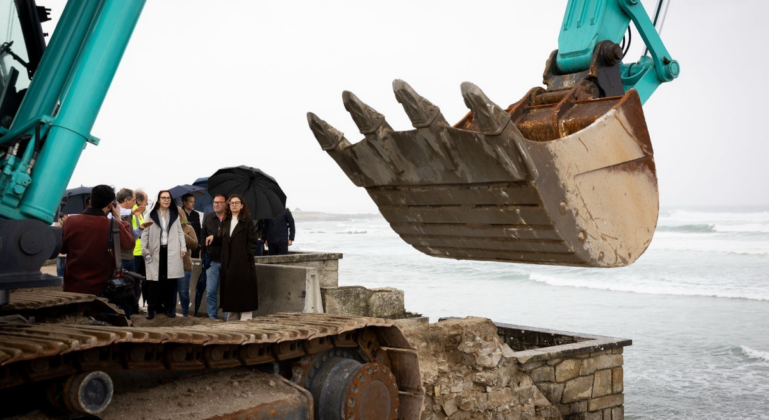 Ministra do Ambiente e Energia em visita à praia de Moledo, Caminha. | Foto: Sara Matos / MAEn